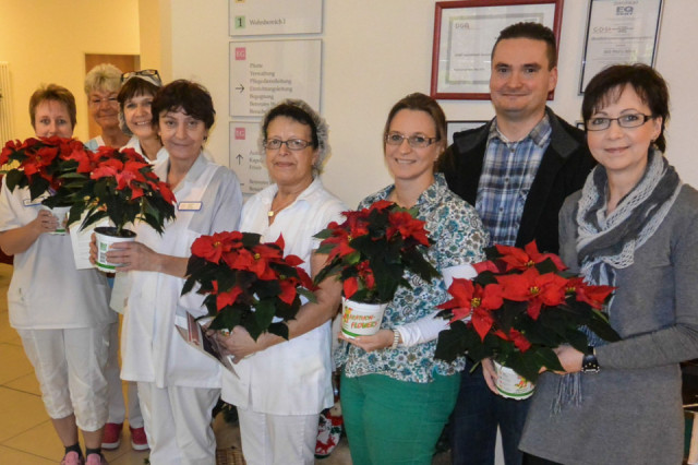 Die Mitarbeiterinnen und Mitarbeiter aus dem Haus St. Josef in Heiden freuen sich über ihren Christstern - das symbolische Dankeschön zur Re-Zertifizierung: der eniorenhilfe SMMP. Foto: SMMP/Scheffner