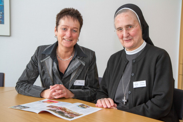 Schwester Adelgundis Pastusiak und Stiftungsreferentin Heike Schmidt-Teige beantworten Fragen zur Bergkloster Stiftung SMMP. Foto: SMMP/Bock