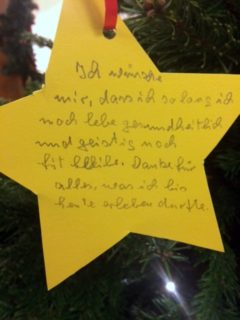 Die Bewohner haben ihre Wünsche auf Sterne geschrieben und damit den Weihnachtsbaum geschmückt.