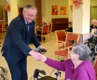 Gratulation vom Bürgermeister persönlich     Fotos: J.Teroerde