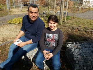 Pause in der Frühlingssonne Aslan Khalil mit seiner Tochter Shirin