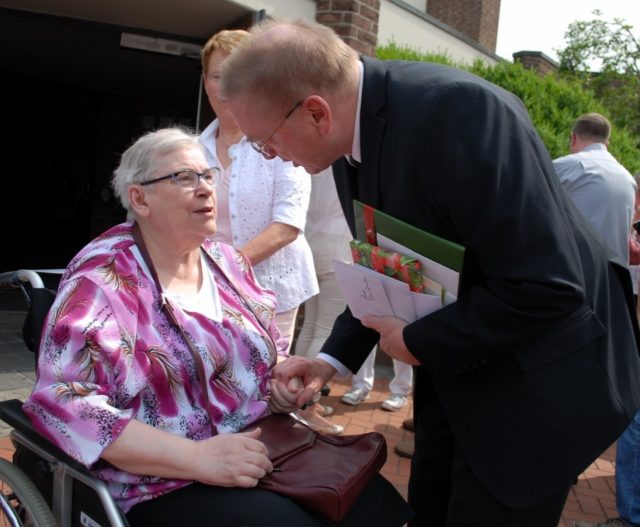 Für ein kurzes Pläuschchen mit Frau de Jong nach der Hl.Messe war immer Zeit, so am Sonntag.