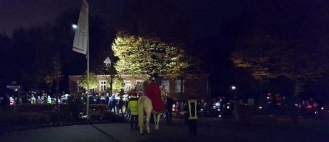 Nach einer kleinen Stärkung am Seniorenheim reiht sich der "Hl.Mann wieder"wieder in den Umzug 