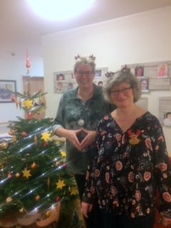 Frau Scheffner und Frau Spielmann wünschten den Bewohnern und Mitarbeitern in jedem Wohnbereich "Frohe Weihnachten"