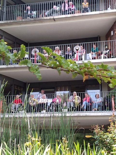 Das tolle Wetter lockt viele Senioren auf die Balkone.